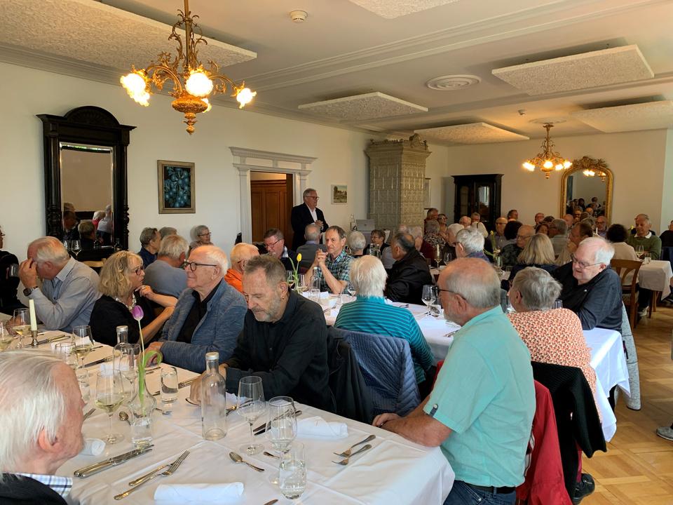 Freuten sich über das Wiedersehen: Stadtpräsident Thomas Niederberger begrüsste seine ehemaligen Mitarbeiterinnen und Mitarbeiter im Restaurant Schloss Seeburg. Freuten sich über das Wiedersehen: Stadtpräsident Thomas Niederberger begrüsste seine ehemaligen Mitarbeiterinnen und Mitarbeiter im Restaurant Schloss Seeburg.