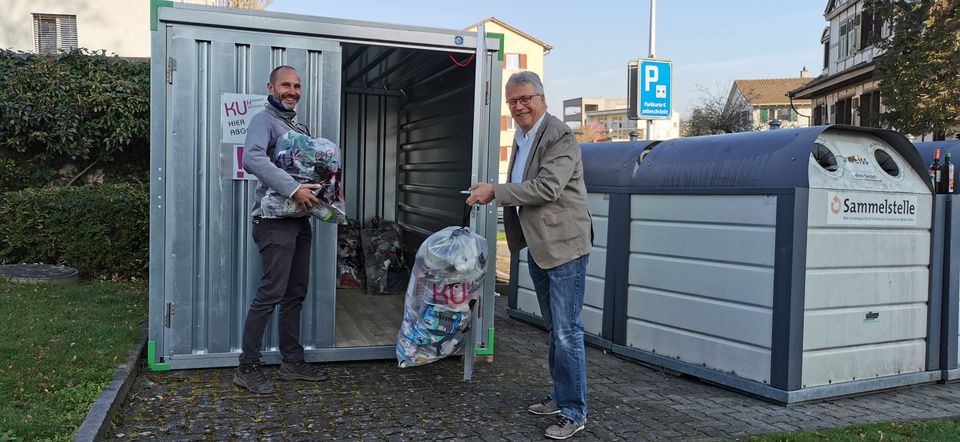 KUH-Bag Sammelcontainer: Stefan Braun (Umweltbeauftragter) und Ernst Zülle (Stadtrat) (v.l.) KUH-Bag Sammelcontainer