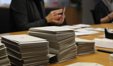 Auszählung Stimmzettel im Wahlbüro Auszählung Stimmzettel im Wahlbüro