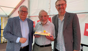 Stadtpräsident Thomas Niederberger, Preisträger Georg Strasser und Laudator Rainer Keller. Stadtpräsident Thomas Niederberger, Preisträger Georg Strasser und Laudator Rainer Keller.