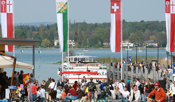 Menschen an Schiffsanlegestelle Kreuzlingen