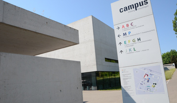 Campus PHTG, Geb&auml;ude und Wegweiser
