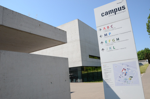 Campus PHTG, Geb&auml;ude und Wegweiser