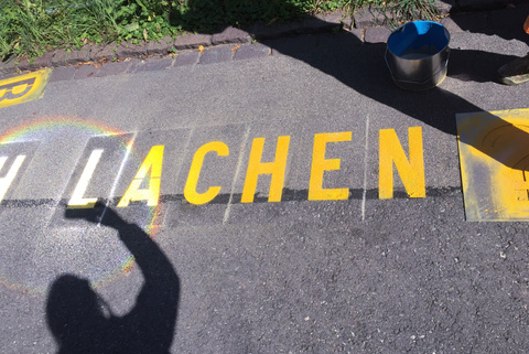 Ausschnitt (Wort "Lachen") Kunstwettbewerb 2019 Erweiterung Weinstrasse 2019 Erweiterung Weinstrasse