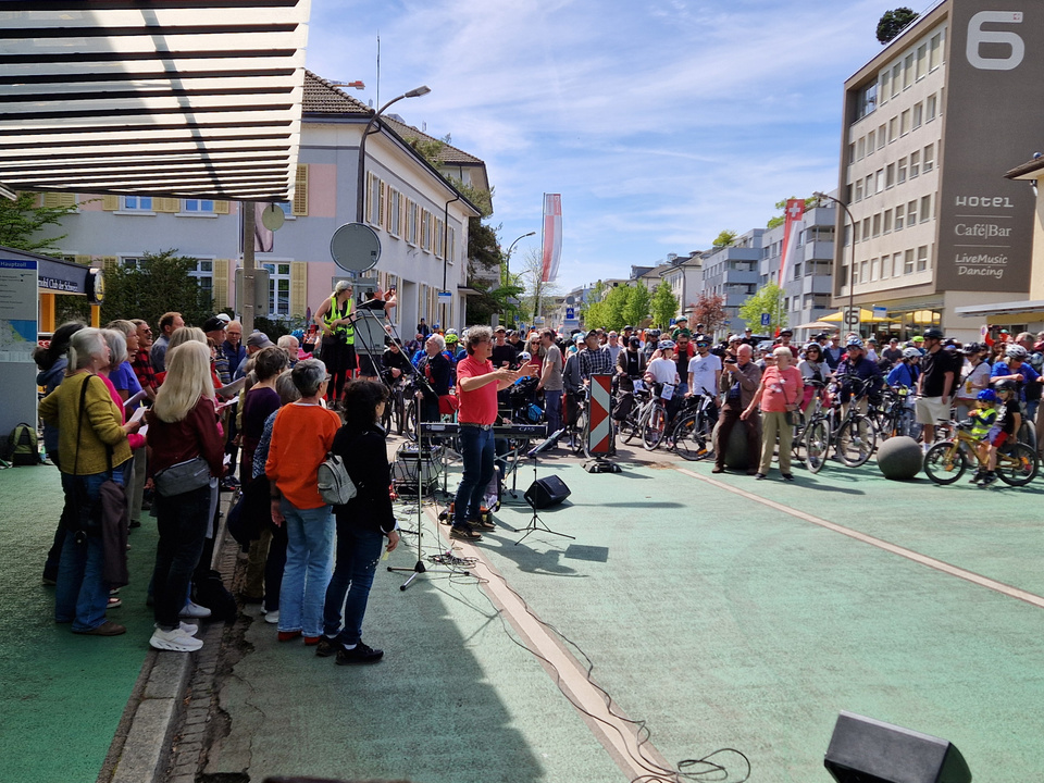 Mitglieder des "grenzenlos Pop- und Rockchor" am Hauptzoll im Einsatz